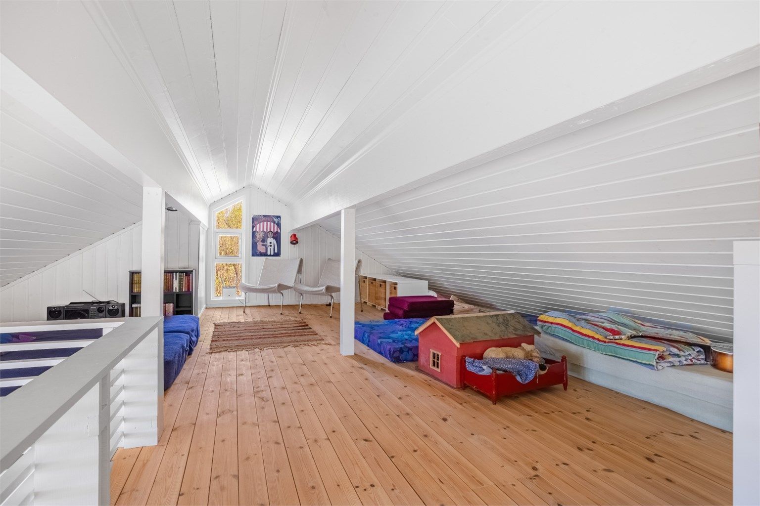 Arealet på hemsen måles til 40 kvm (GUA), men grunnet lav takhøyde er ingen deler av arealet måleverdig som bruksareal (ALH). Det foreligger ikke opprinnelige tegninger av hemsen. 