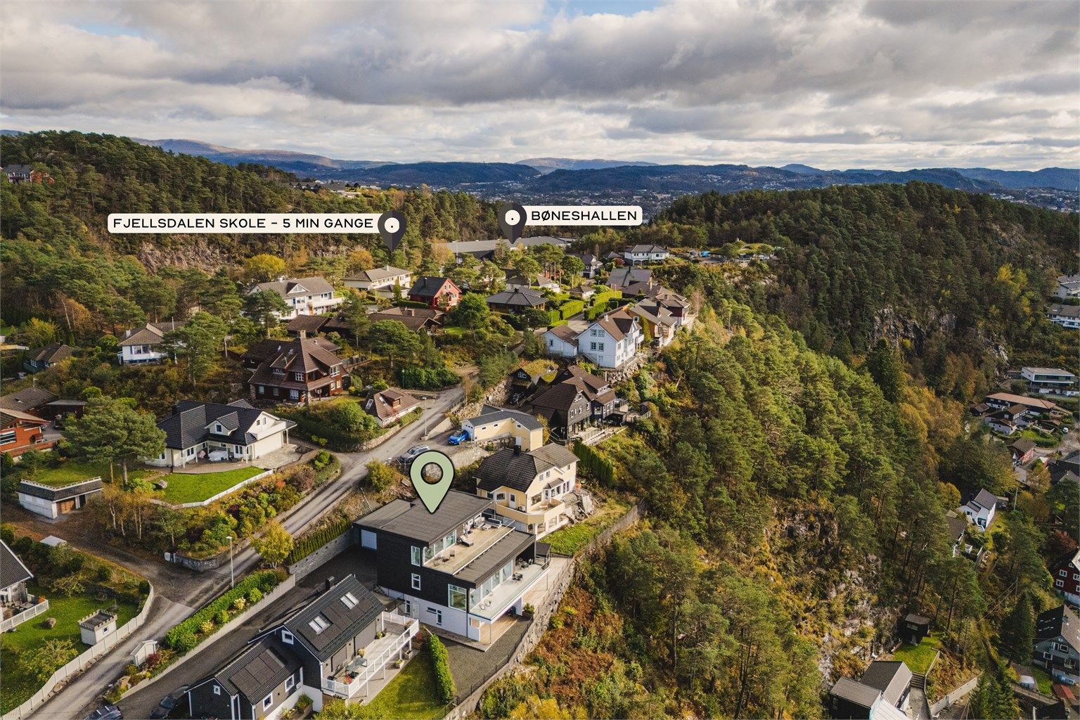 Det er kun ca. 5 minutters gange til både Fjellsdalen skole, barnehage, Bøneshallen og Bønesbanen som tilbyr et bredt aktivitetstilbud.