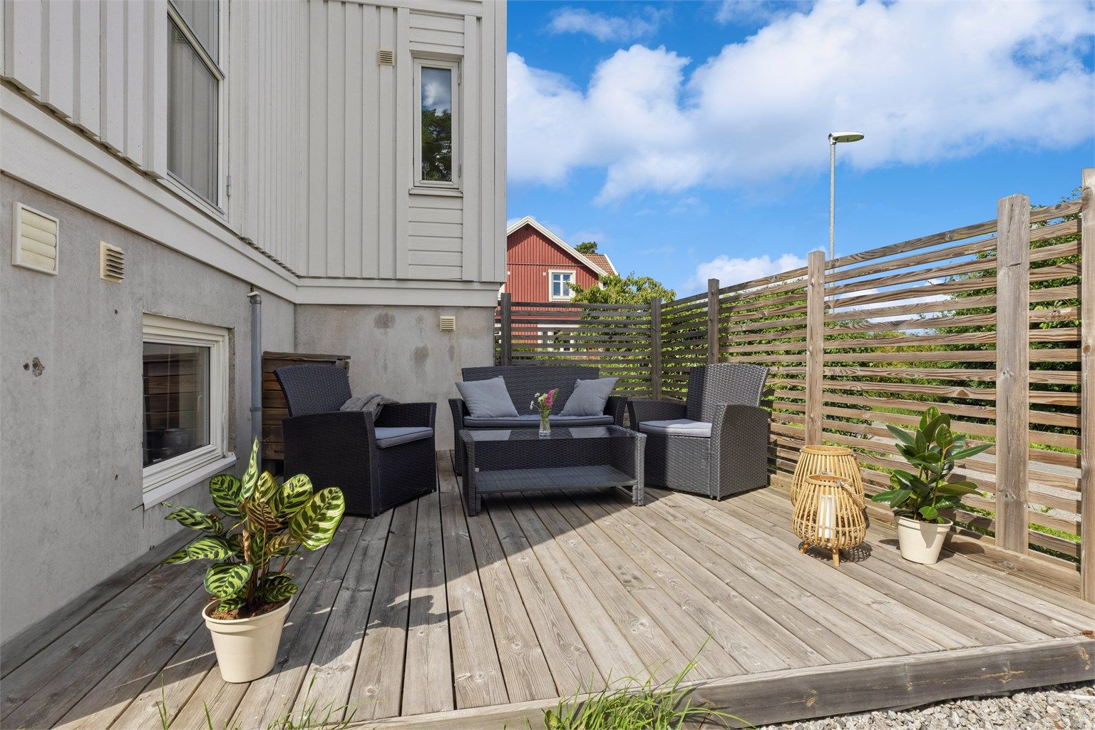Hyggelig markterrasse med en tilbaketrukket og privat beliggenhet, naturlig avskjermet fra hovedboligens uteområder.