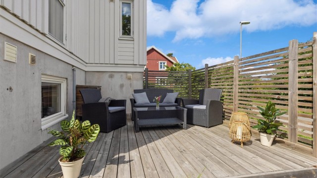 Hyggelig markterrasse med en tilbaketrukket og privat beliggenhet, naturlig avskjermet fra hovedboligens uteområder.