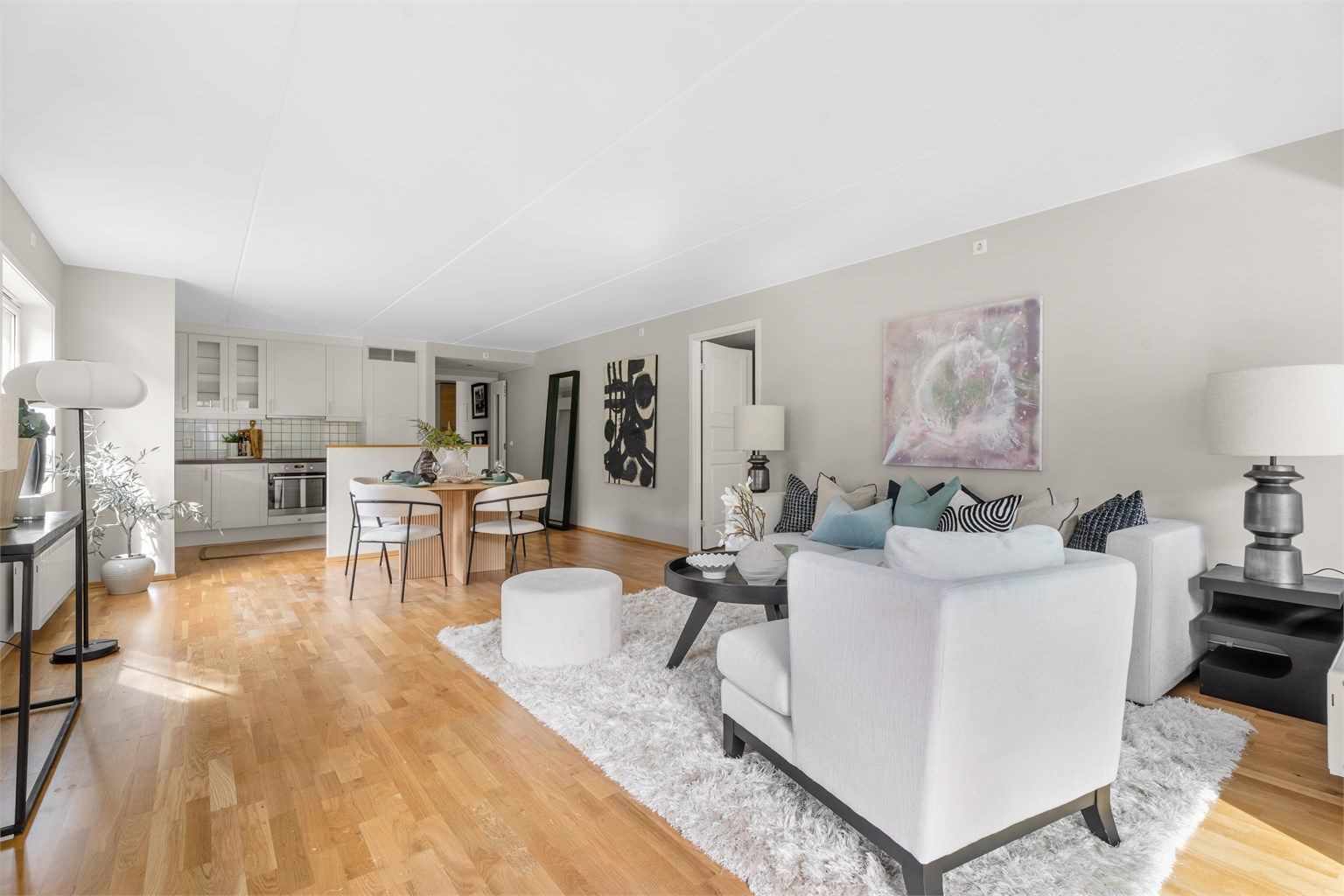 4-roms leilighet med balkong, 2 bad og garasjeplass. 