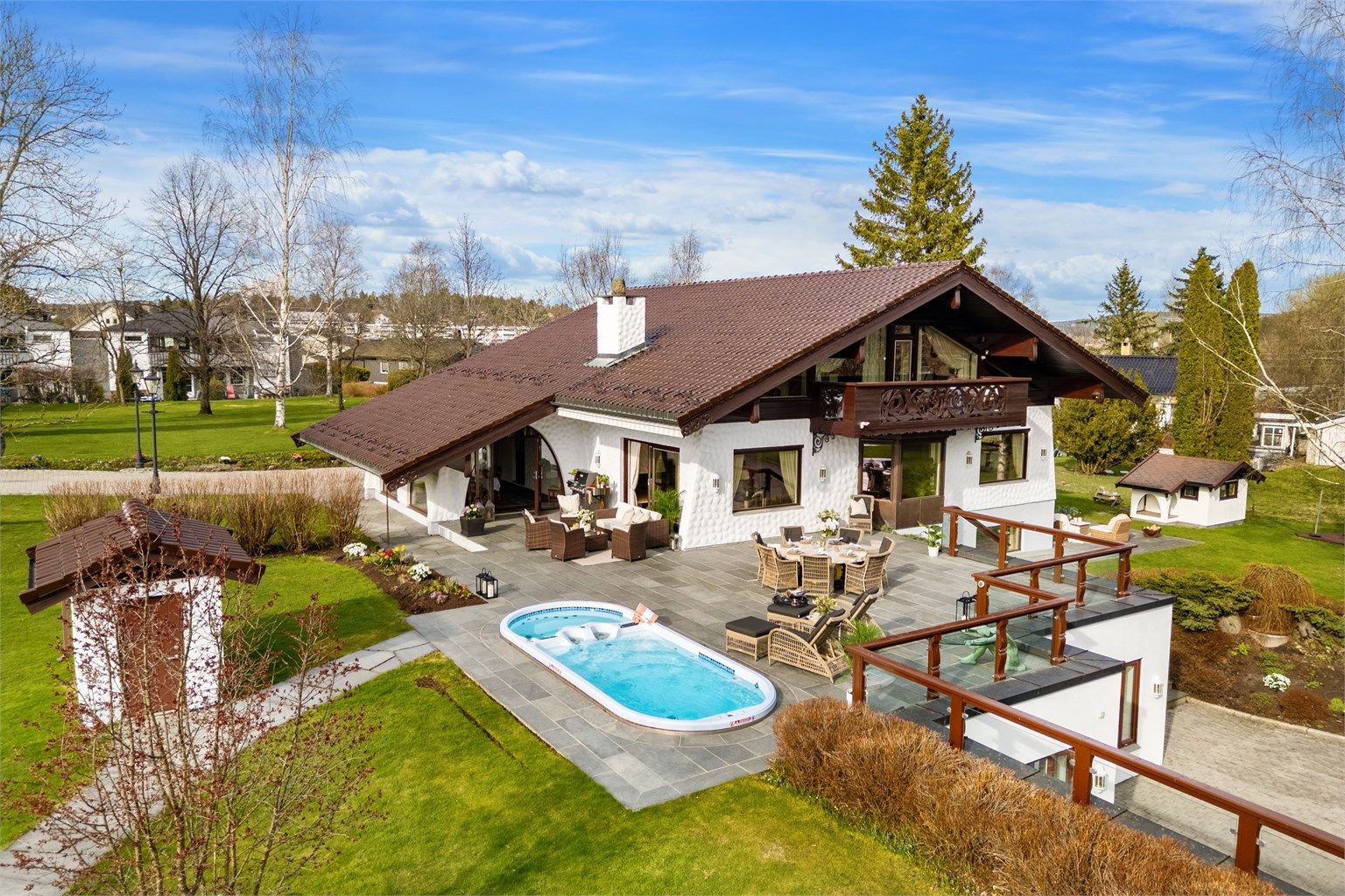 Eiendommen byr på en romslig hoveddel med store, lyse oppholdsrom, eksklusivt kjøkken og gode soner for både familie- og selskapsliv. I tillegg har boligen to separate gjestedeler med egne bad.