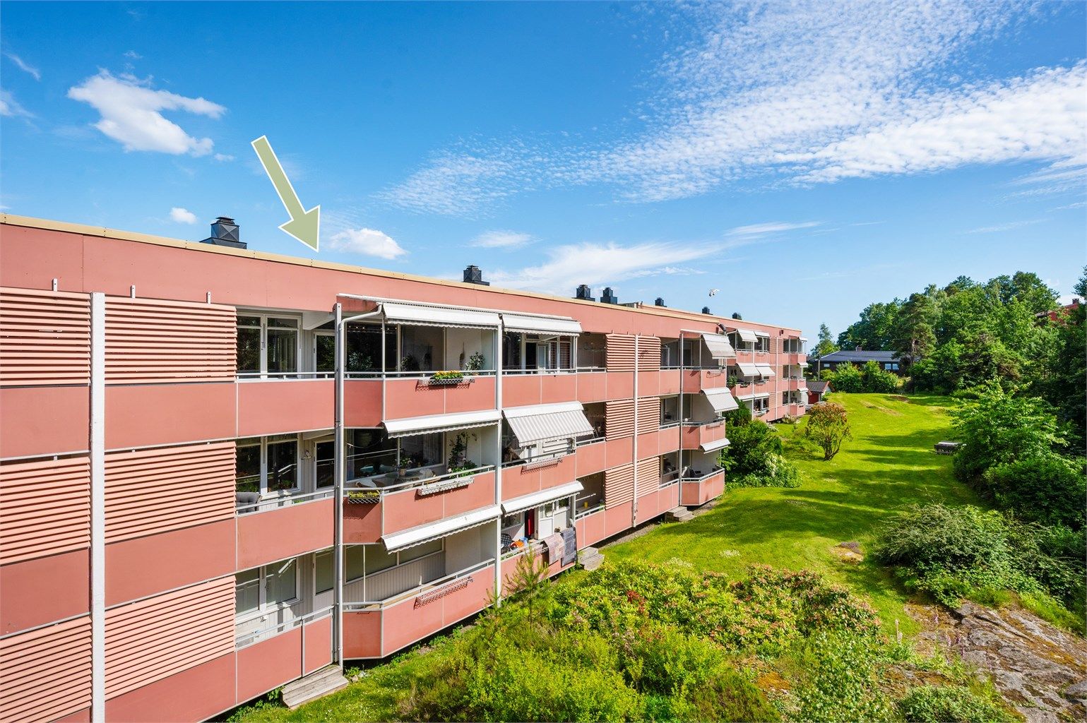 Verandaen er vendt mot rolige og grønne omgivelser. Foto: Thor Brobakken
