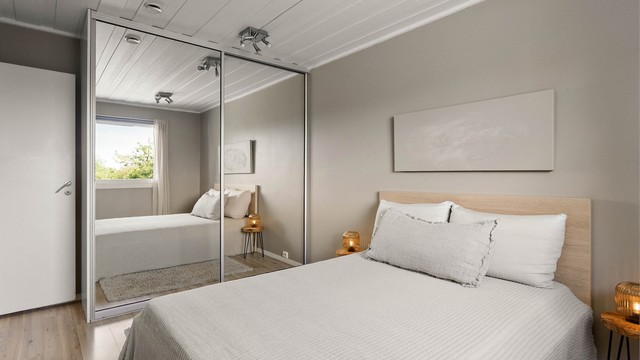 Hovedsoverommet har god plass til dobbeltseng og en romslig skyvedørsgarderobe med speilfronter.