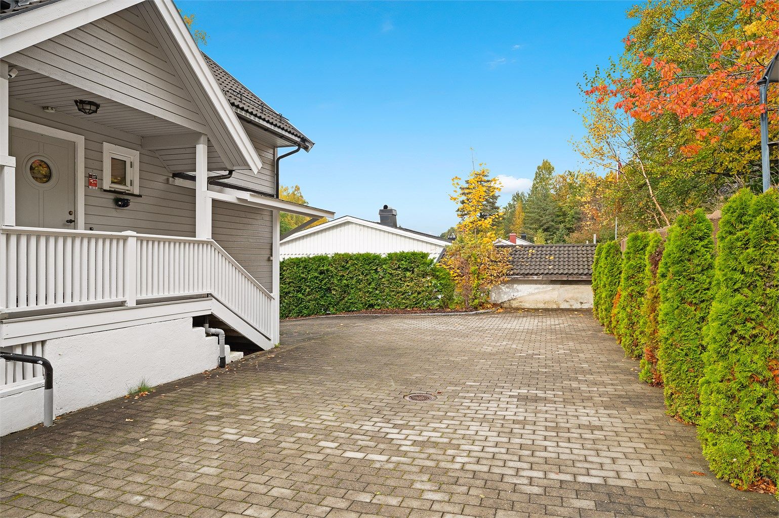 Meget romslig gårdsplass