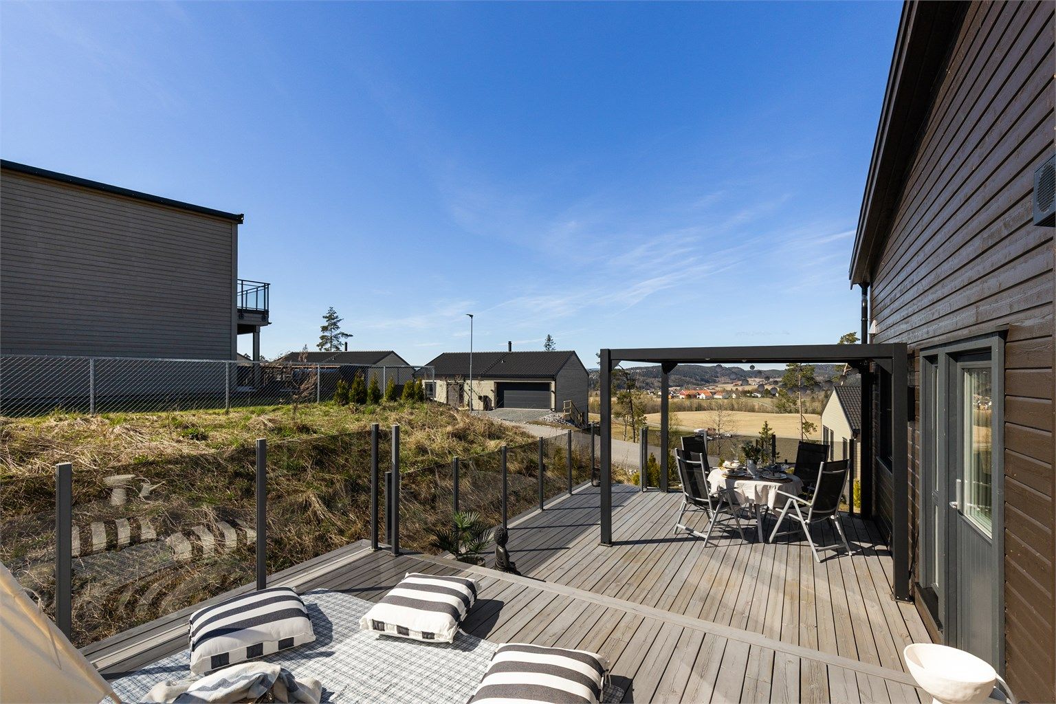 Terrassen er usjenert og har en fin beliggenhet i enden av rekken.