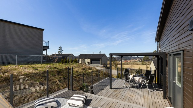 Terrassen er usjenert og har en fin beliggenhet i enden av rekken.