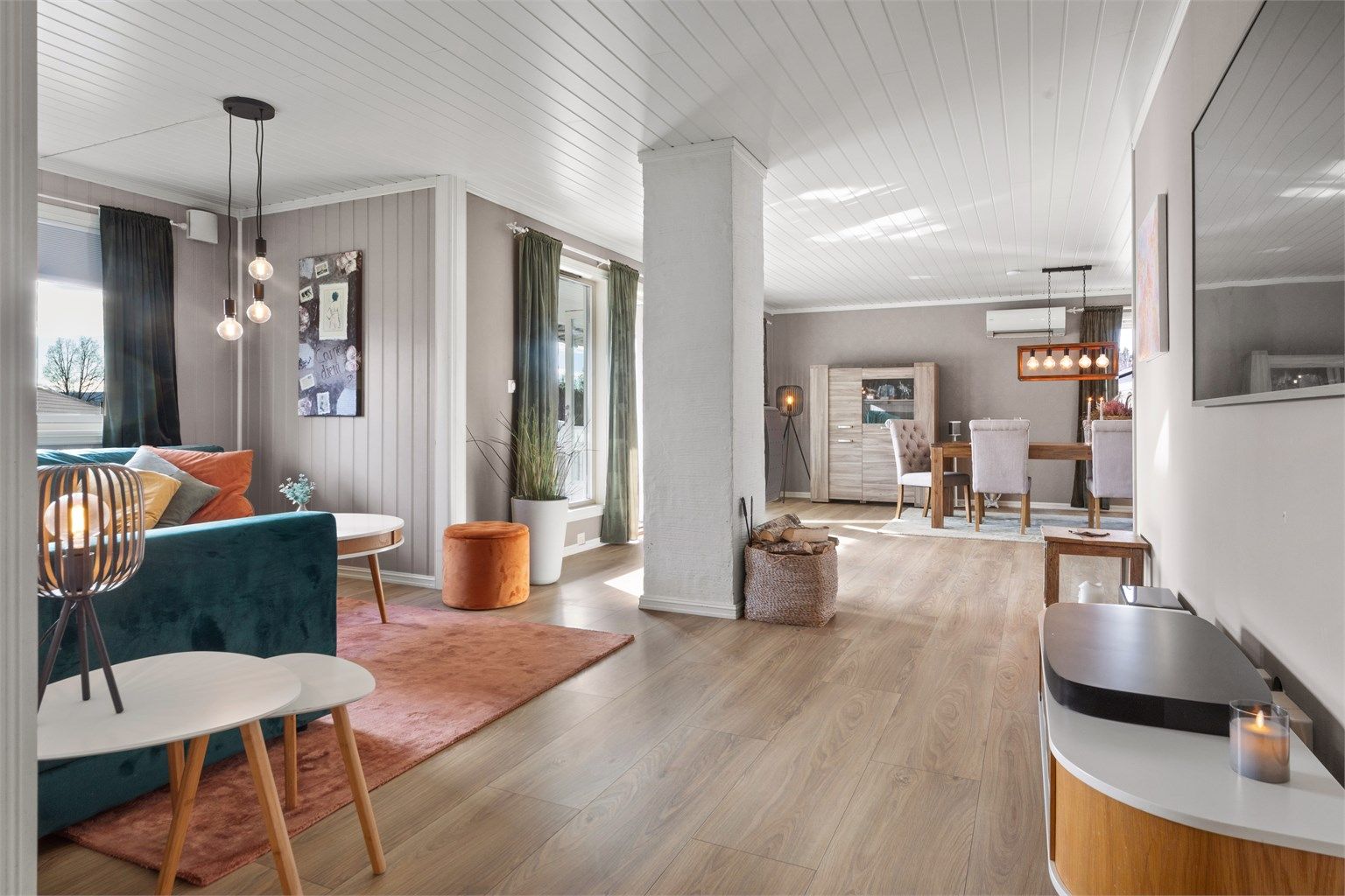 Stor stue med god plass til sofagruppe samt spisestue 