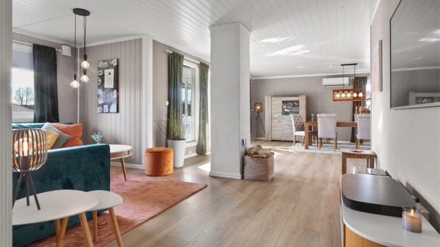 Stor stue med god plass til sofagruppe samt spisestue