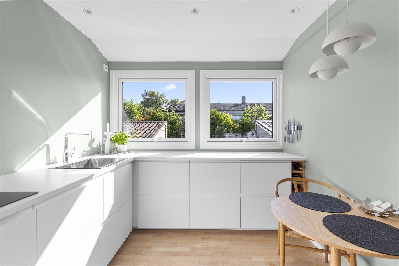 Her får du inn flott morgensol mens du nyter en hyggelig frokost. Alle områder er utnyttet maksimalt - legg merke til den flotte vinhyllen i høyre hjørnet. 