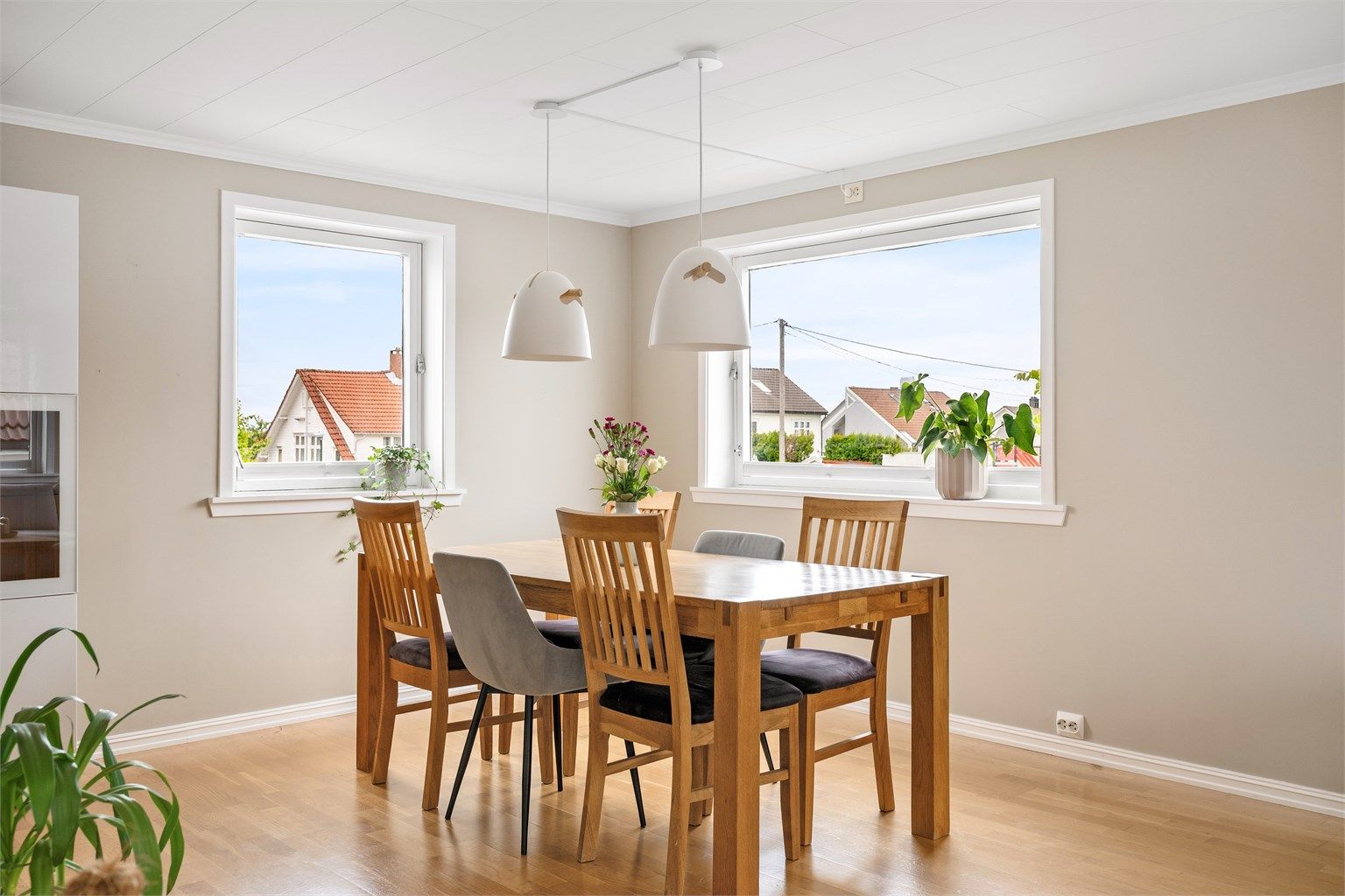 Stuen har store vindusflater som gir rikelig med naturlig lysinnslipp. 