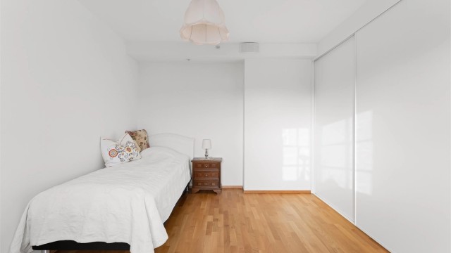 Her har du en stor skyvedørsgarderobe med plass for oppbevaring av klær og annet