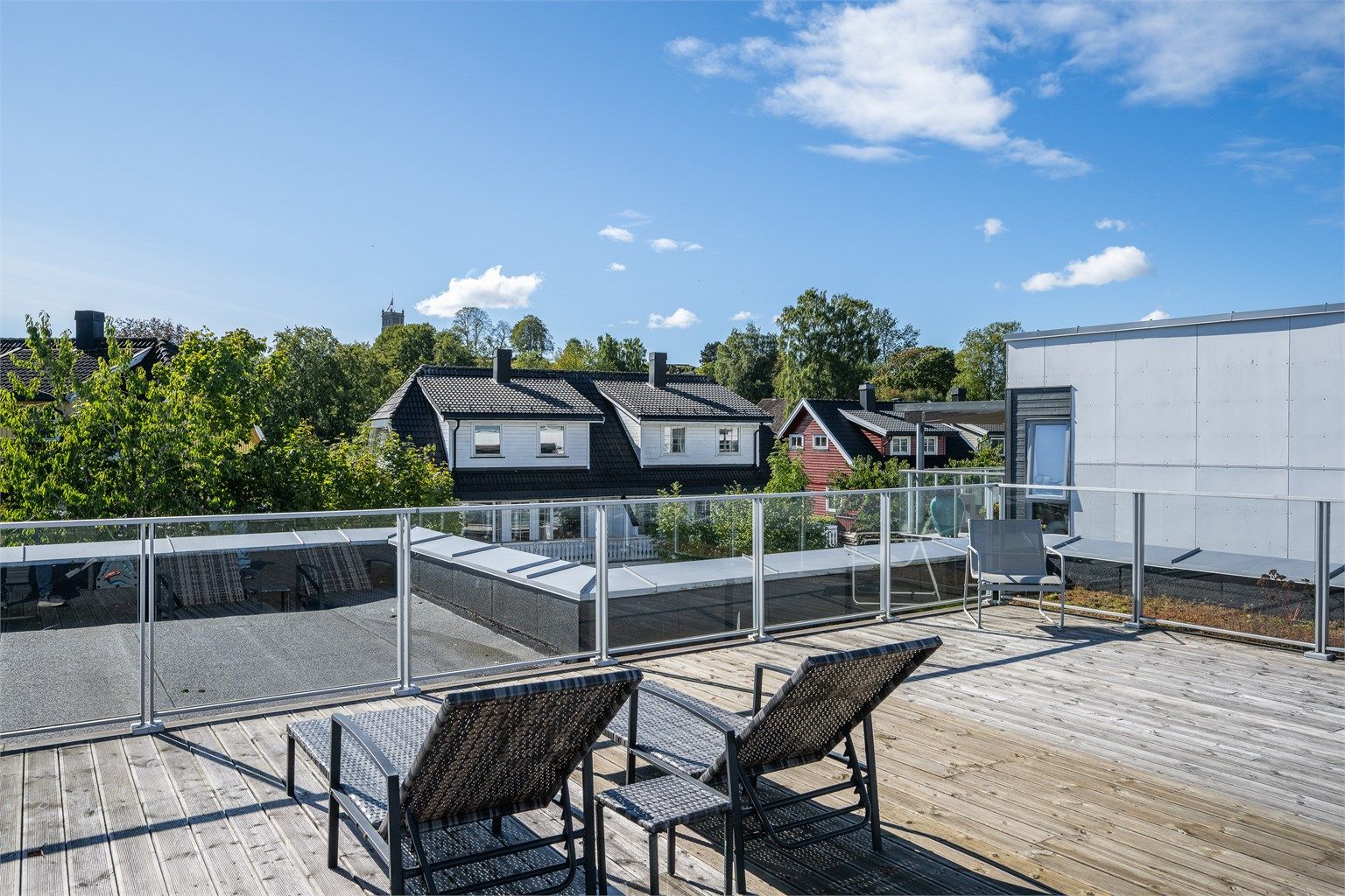 Felles takterrasse er innredet med sittegrupper og solstoler for beboerne.