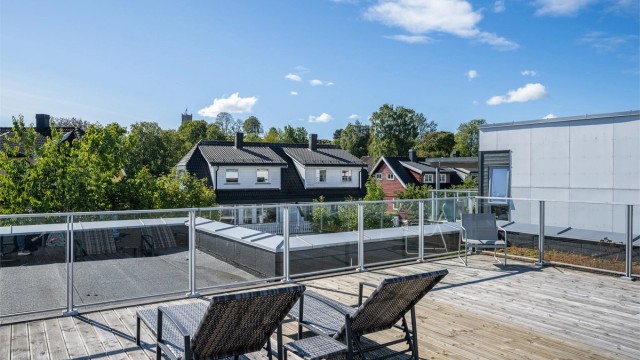 Felles takterrasse er innredet med sittegrupper og solstoler for beboerne.