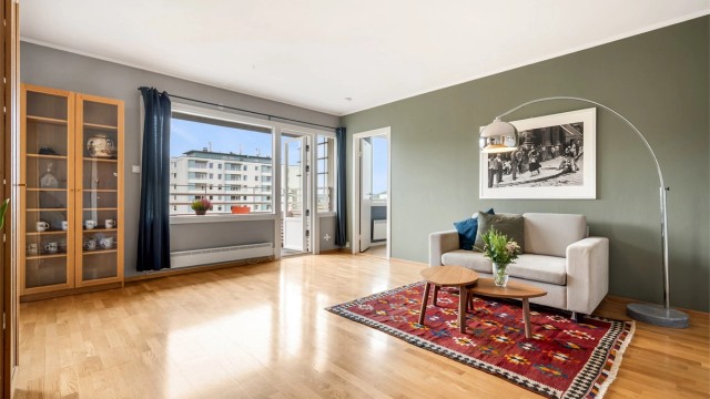 Stuen har parkett på gulvet og god plass til både sofagruppe og alternative sitteplasser.