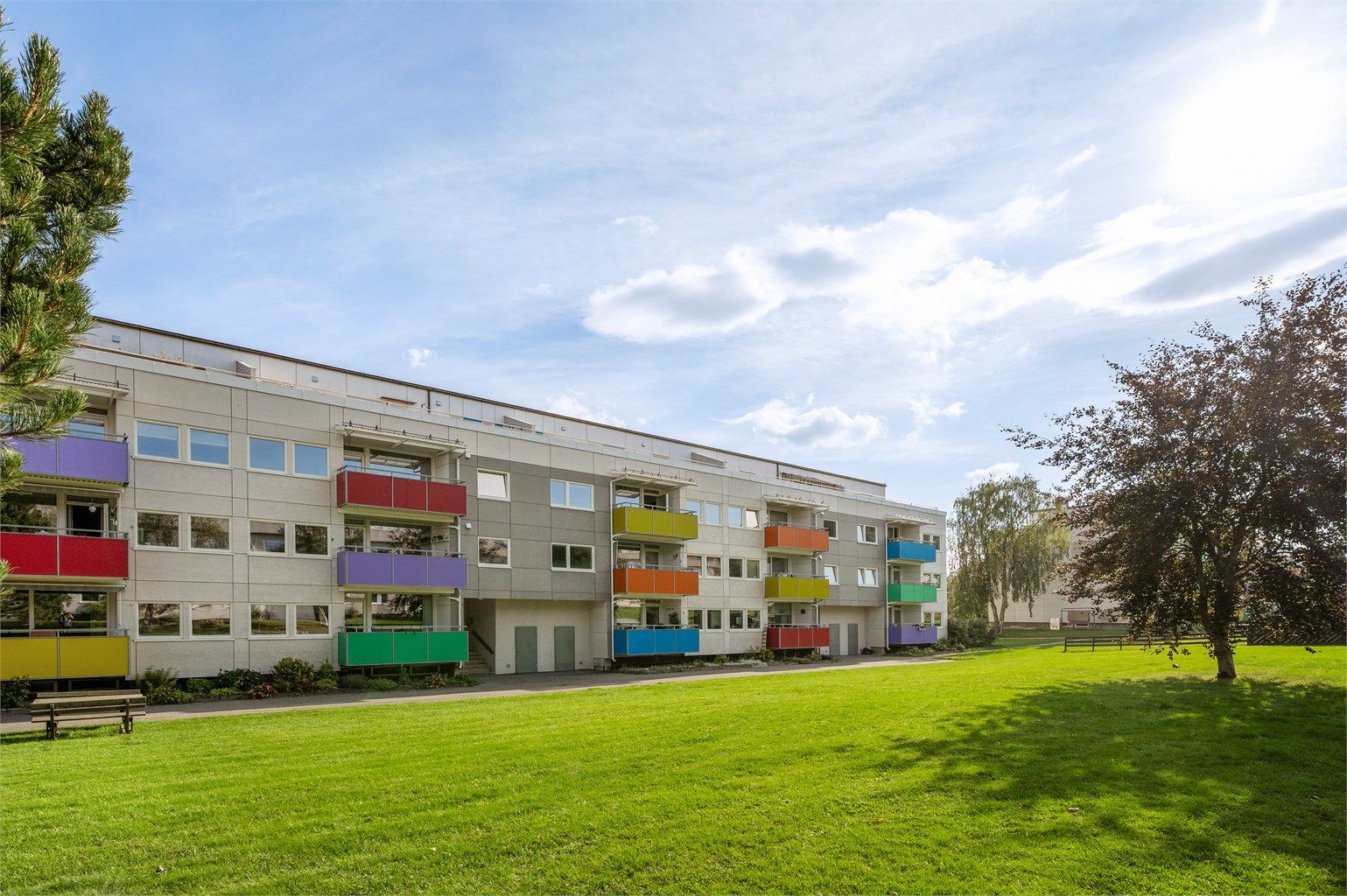 Velkommen til Karolinerveien 8B - og denne romslige 3-roms andelsleiligheten beliggende i et rolig og attraktivt område på Byåsen/Havstad. Her bor du med kort vei til en rekke servicetilbud, gode kollektivmuligheter og fantastiske turområder.