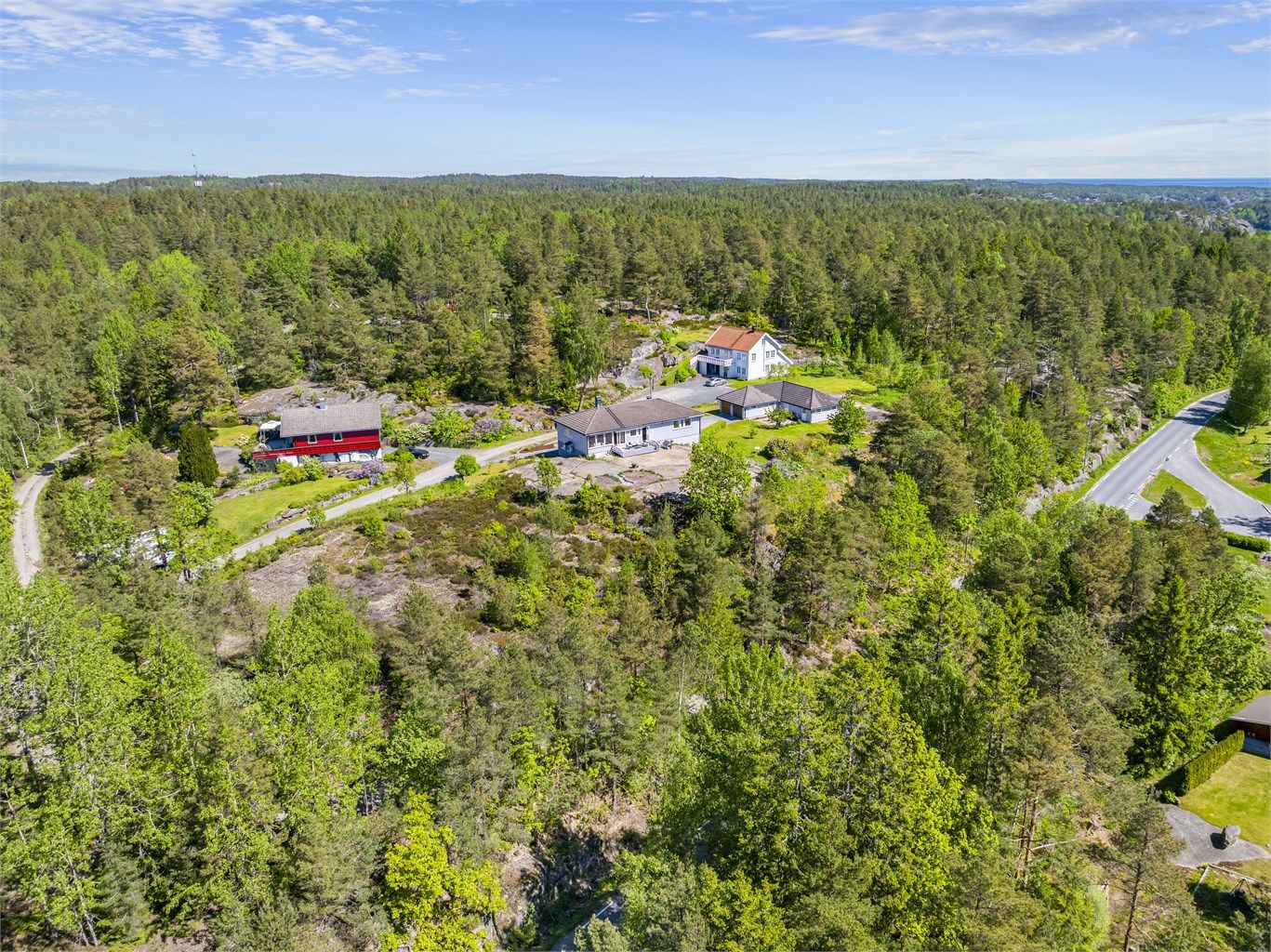Beliggenhet i rolige og naturskjønne omgivelser.