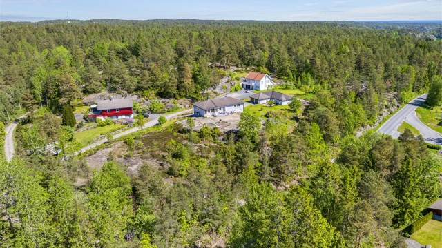 Beliggenhet i rolige og naturskjønne omgivelser.