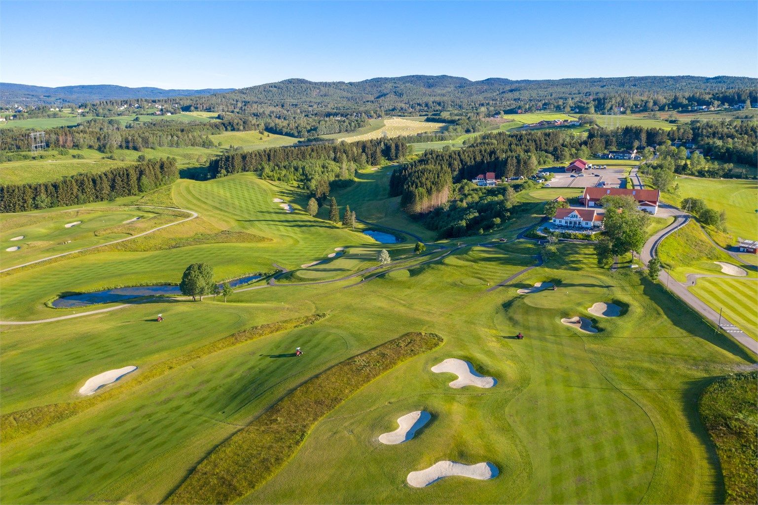 For den golfinteresserte er det kort vei til golfbaner på Hauger og ved Aas gård.