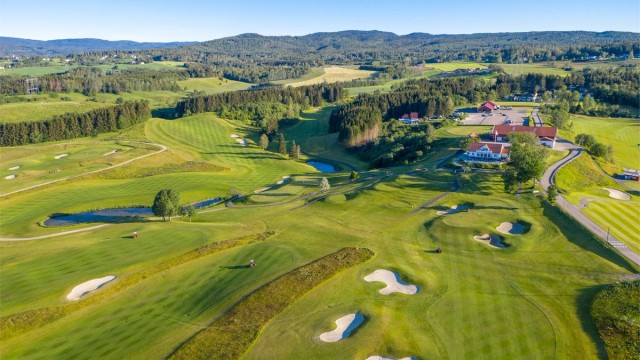 For den golfinteresserte er det kort vei til golfbaner på Hauger og ved Aas gård.