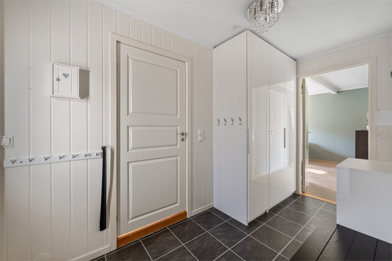Entreen er innredet med en praktisk garderobe for oppbevaring av yttertøy.