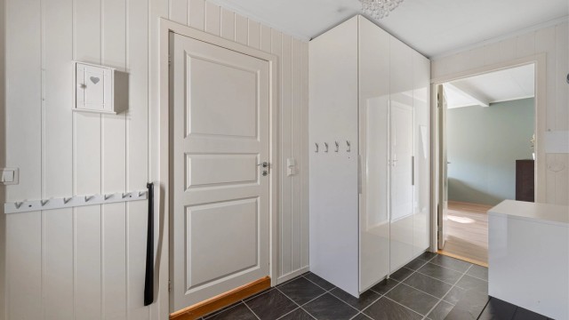 Entreen er innredet med en praktisk garderobe for oppbevaring av yttertøy.
