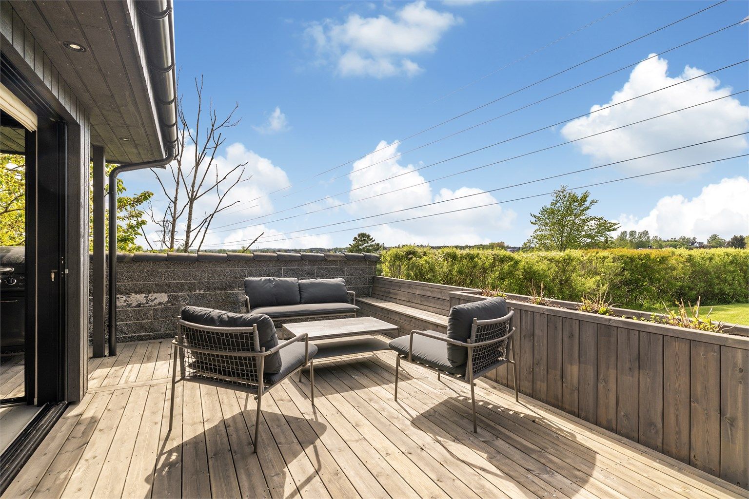 Terrassen ved utestuen er på ca. 44 m² og har god plass til utemøbler.