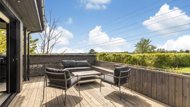 Terrassen ved utestuen er på ca. 44 m² og har god plass til utemøbler.