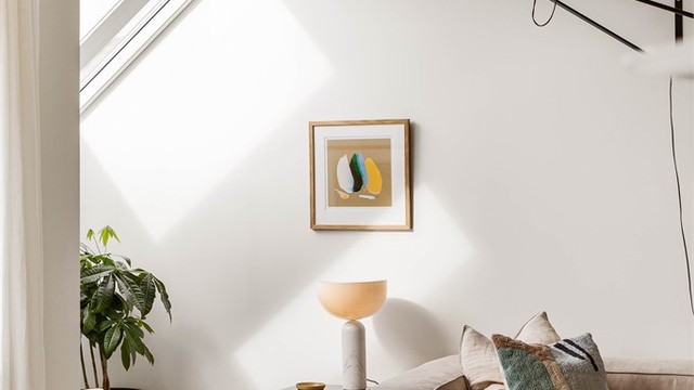 Lyset og skyggene spiller sammen på veggene, og gir sofakroken et liv som endrer seg time for time.