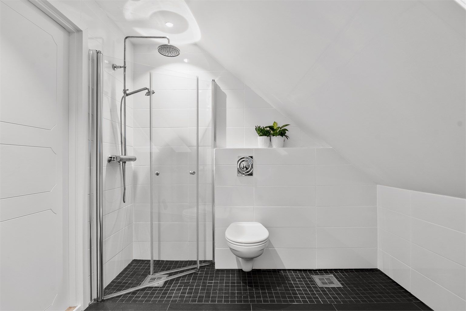 Det er dusjnisje med regndusj og vegghengt toalett. Det er nylig satt inn downlights i himlingen. 