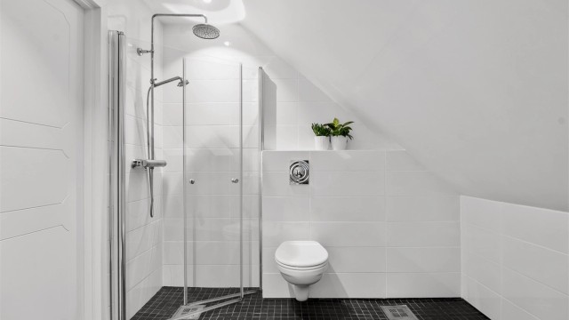 Det er dusjnisje med regndusj og vegghengt toalett. Det er nylig satt inn downlights i himlingen.