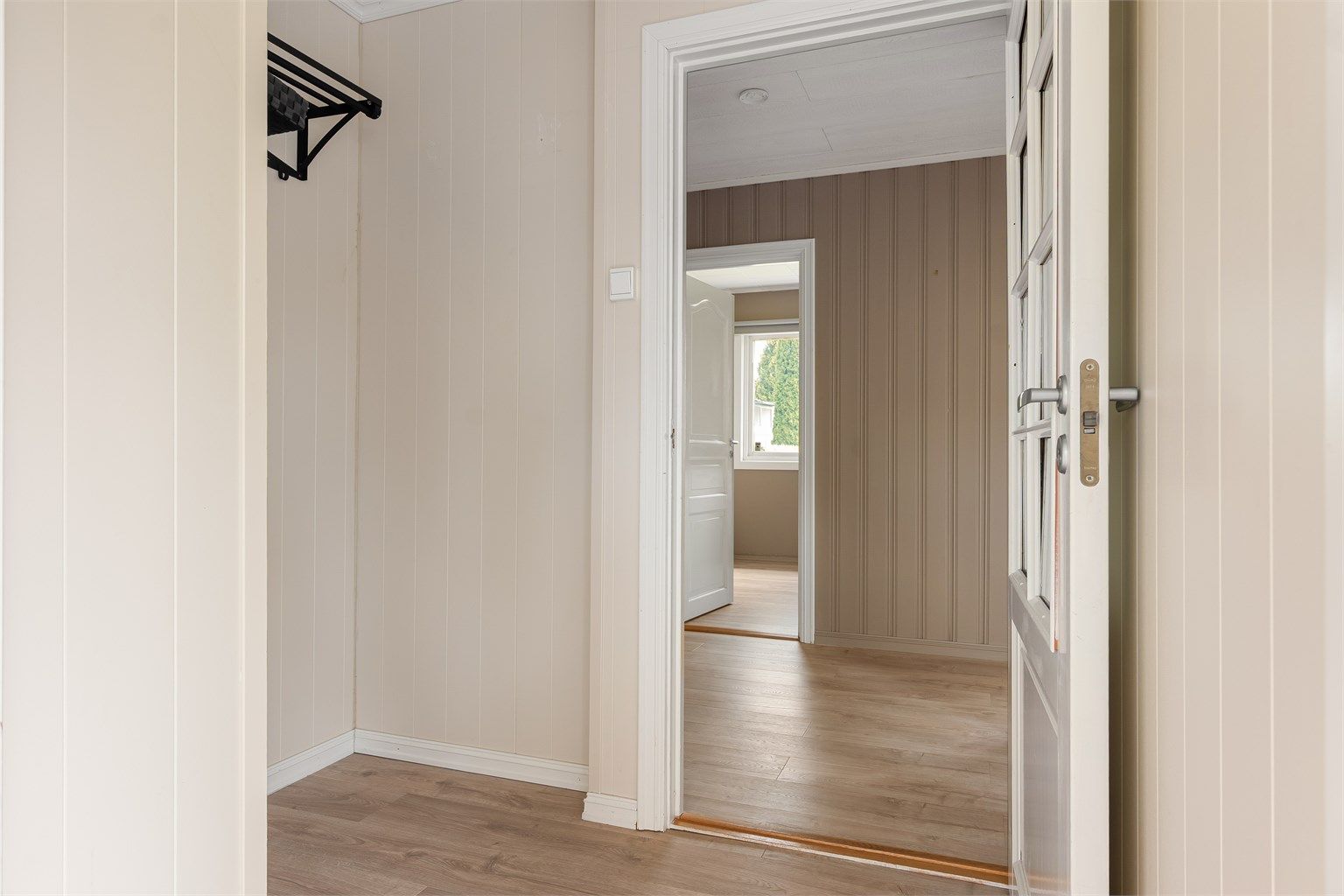 I entreen finnes det plass til et skap eller en skyvedørsgarderobe.