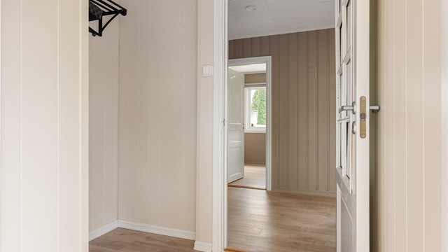 I entreen finnes det plass til et skap eller en skyvedørsgarderobe.