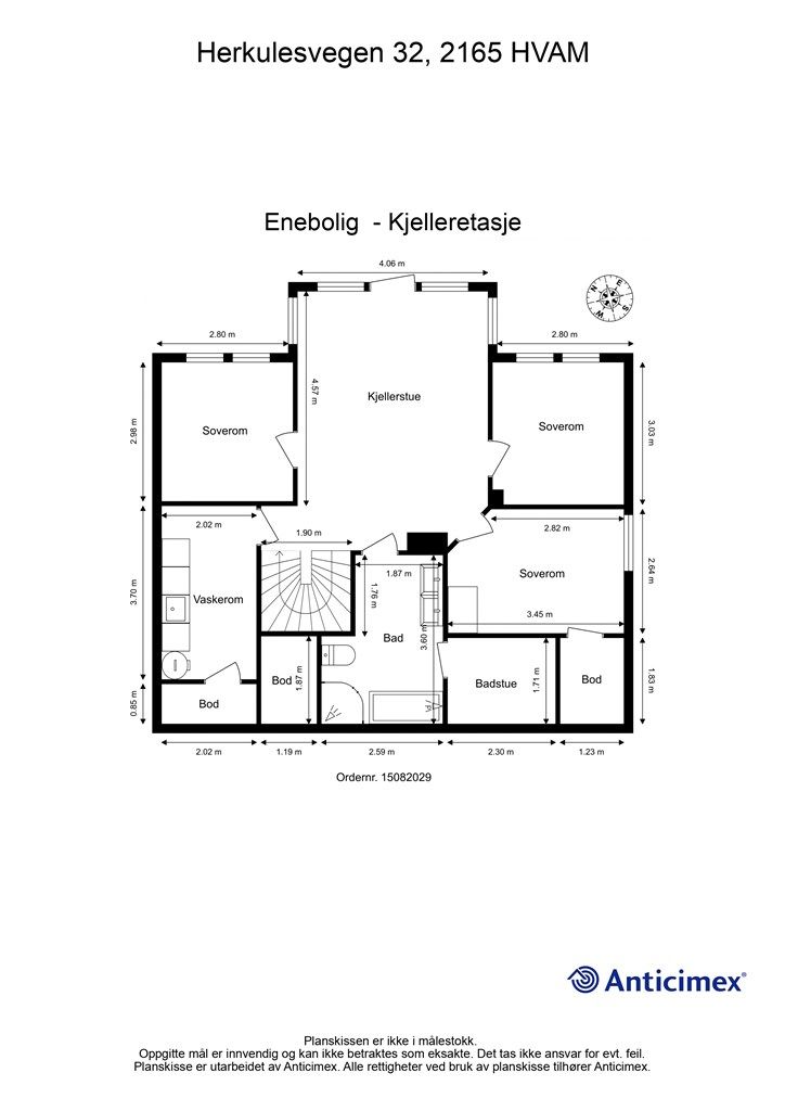Kjelleretasjen er innredet med kjellerstue, tre soverom, bad, badstue, vaskerom og tre boder.