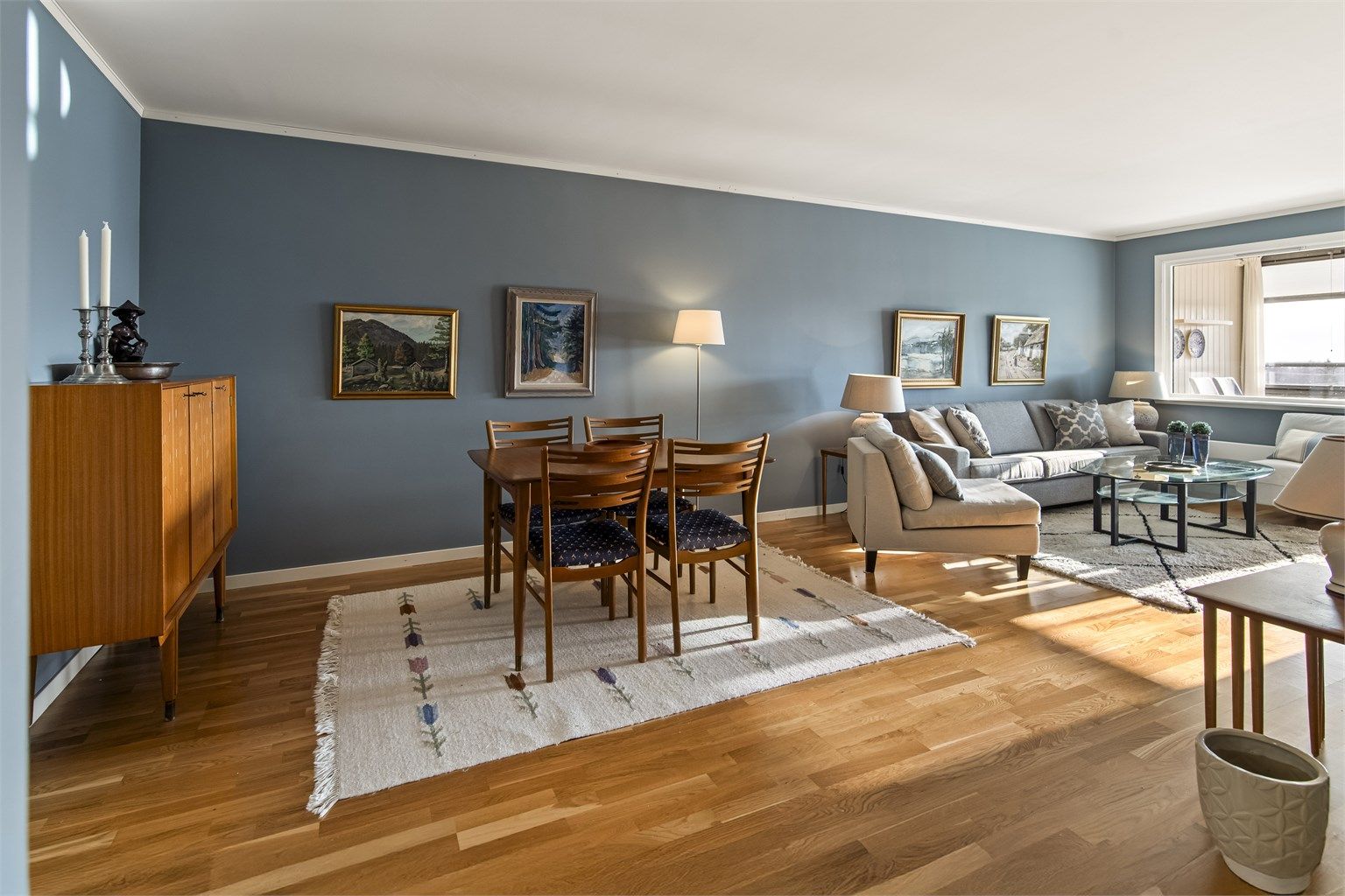 I stuen er det god plass til spisebord.