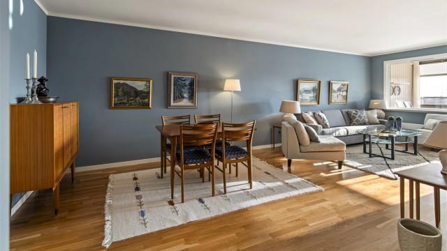 I stuen er det god plass til spisebord.