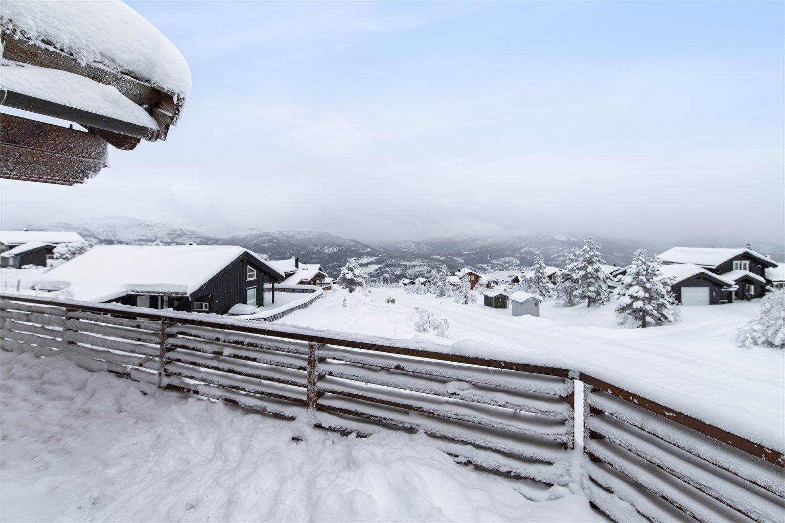 Hytten ligger fint i terrenget uten innsyn