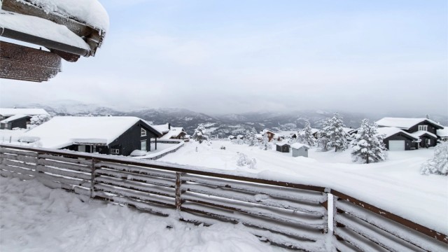 Hytten ligger fint i terrenget uten innsyn