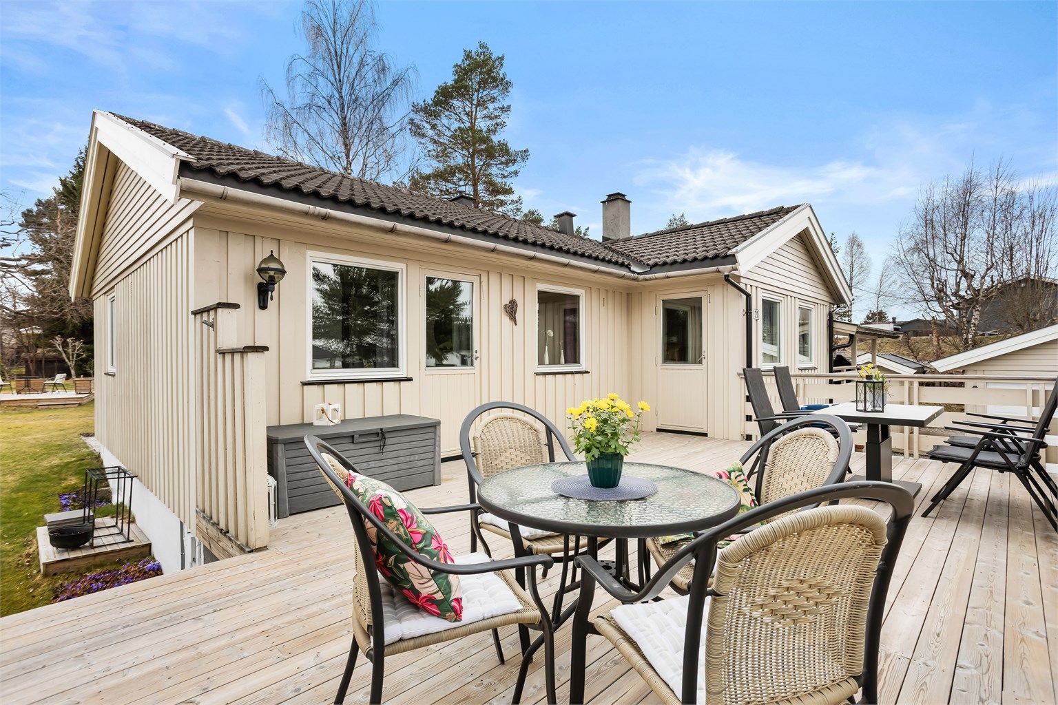 Boligen har to store terrasser på til sammen 45 m², med utgang fra både stue, kjøkken og et soverom.