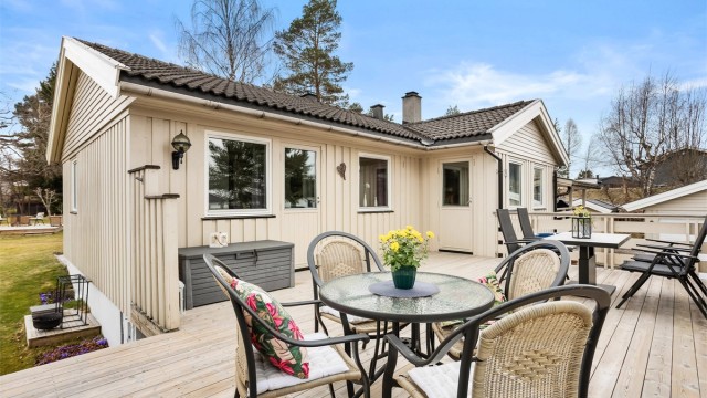 Boligen har to store terrasser på til sammen 45 m², med utgang fra både stue, kjøkken og et soverom.