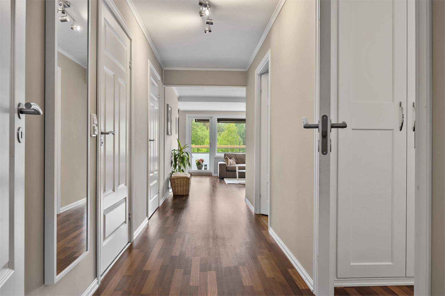 Leiligheten har en god størrelse, mål opp til 91 kvm BRA, og fremstår lys og luftig med rikelig av naturlig belysning.