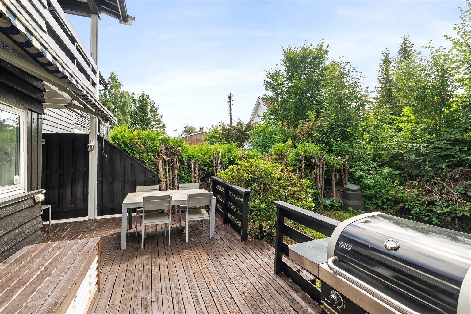 Huset har en stor terrasse på baksiden med direkte adkomst videre til hage.