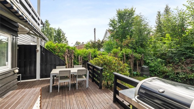 Huset har en stor terrasse på baksiden med direkte adkomst videre til hage.
