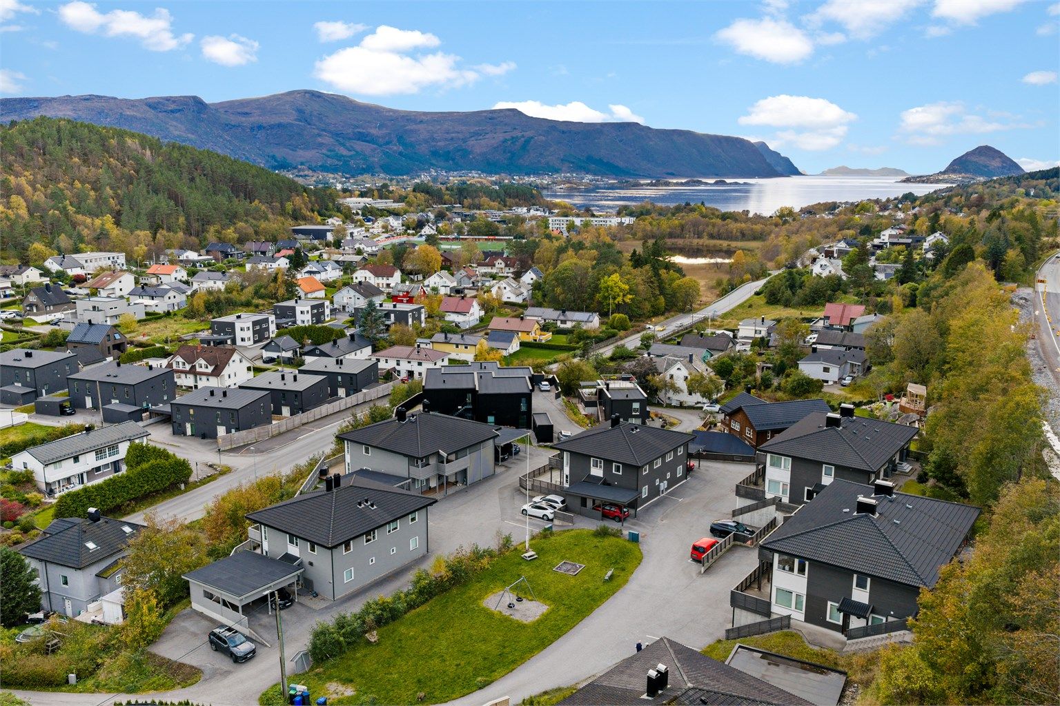 Kort vei til dagligvarebutikker, bussholdeplass i Lerstadvegen og flotte turområder rundt Lerstadvatnet.