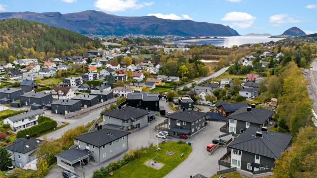 Kort vei til dagligvarebutikker, bussholdeplass i Lerstadvegen og flotte turområder rundt Lerstadvatnet.