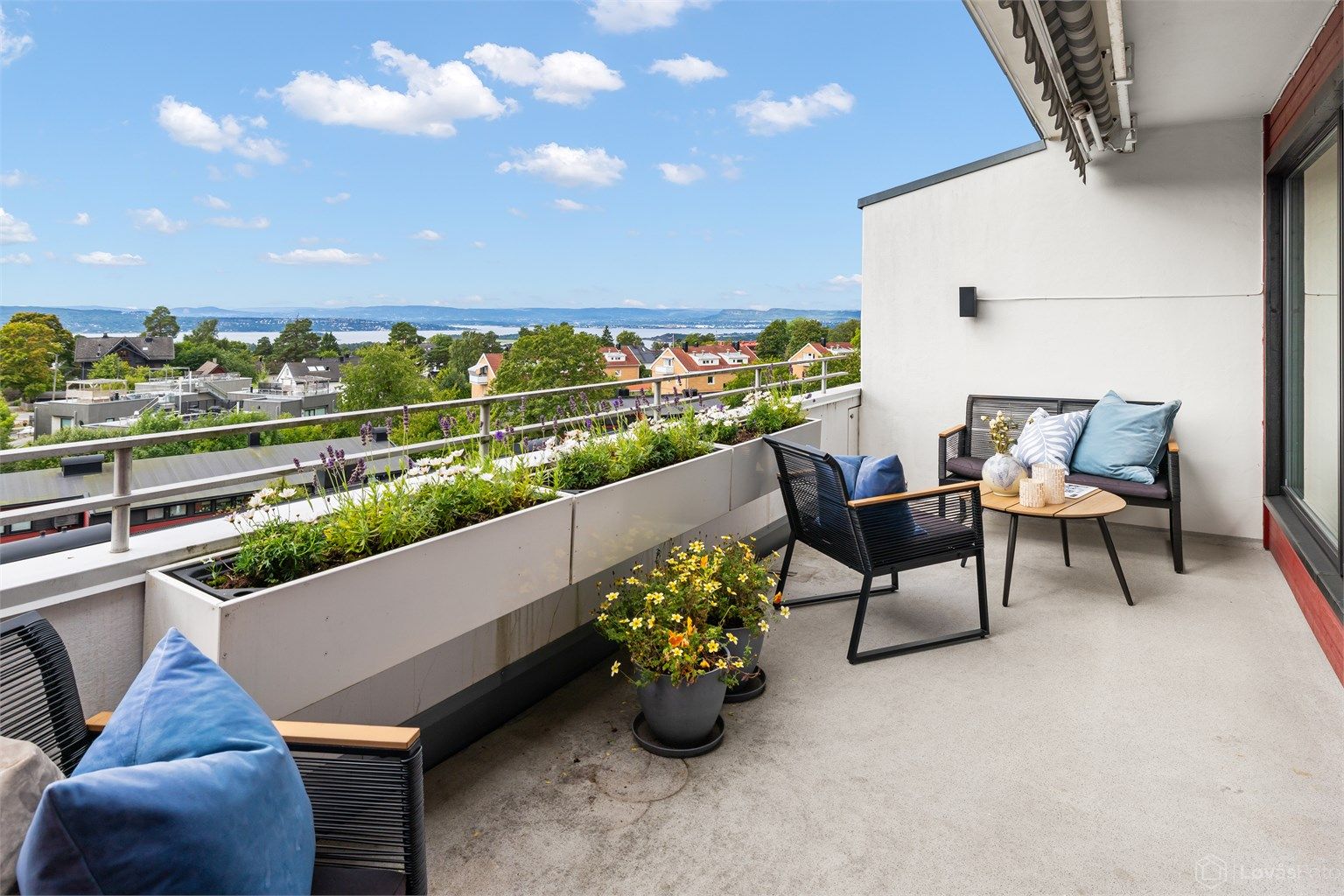 Terrassen har god plass til sittegruppe og beplantning.