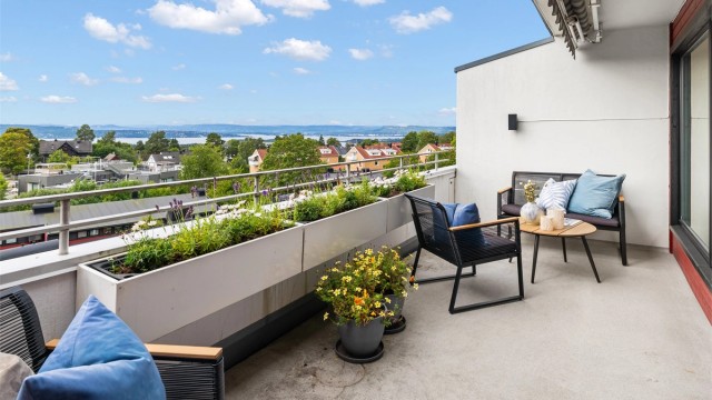 Terrassen har god plass til sittegruppe og beplantning.