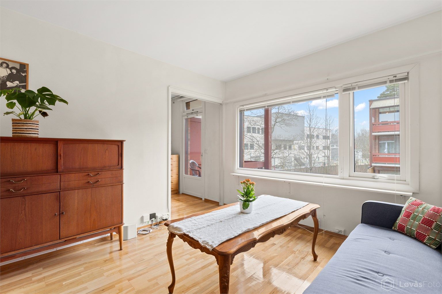 Stue med utsyn til grøntarealet sommerstid