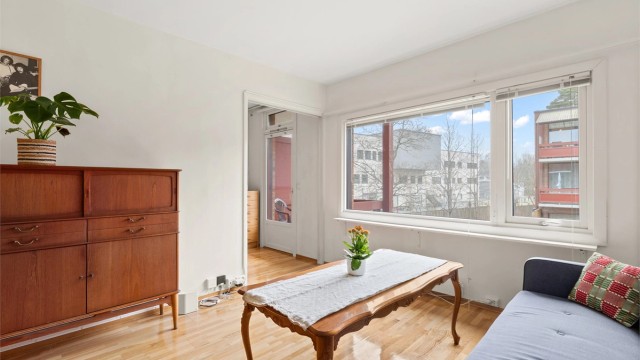 Stue med utsyn til grøntarealet sommerstid