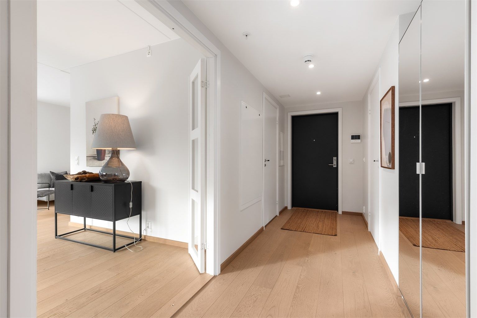 Romslig entré med plass til garderobeskap for oppbevaring av ytterklær og sko. Fra entreen kommer man videre til badet, begge soverommene, toalettrommet og stuen/kjøkkenet.